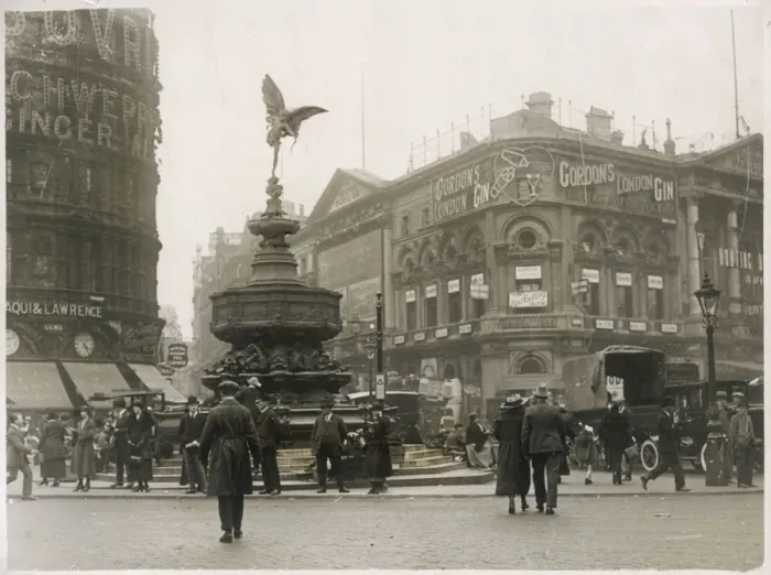 Framed Print : London / Piccadilly Circus Framed Print : London / Piccadilly Circus
