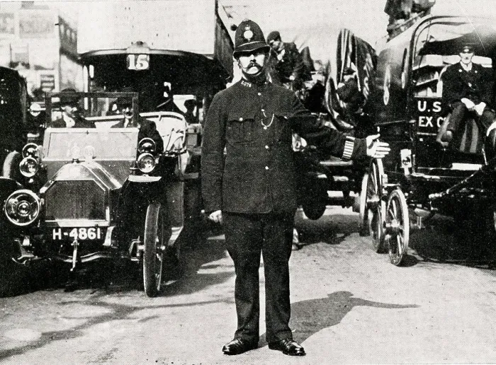Framed Print : London policeman directing traffic Framed Print : London policeman directing traffic