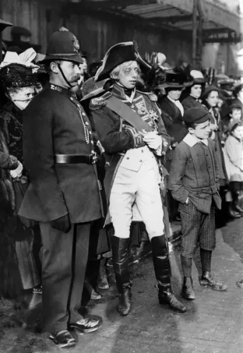 Framed Print : London policeman and Lord Nelson lookalike Framed Print : London policeman and Lord Nelson lookalike