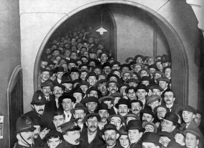 Framed Print : London recruits at Southwark Town Hall, WW1 Framed Print : London recruits at Southwark Town Hall, WW1