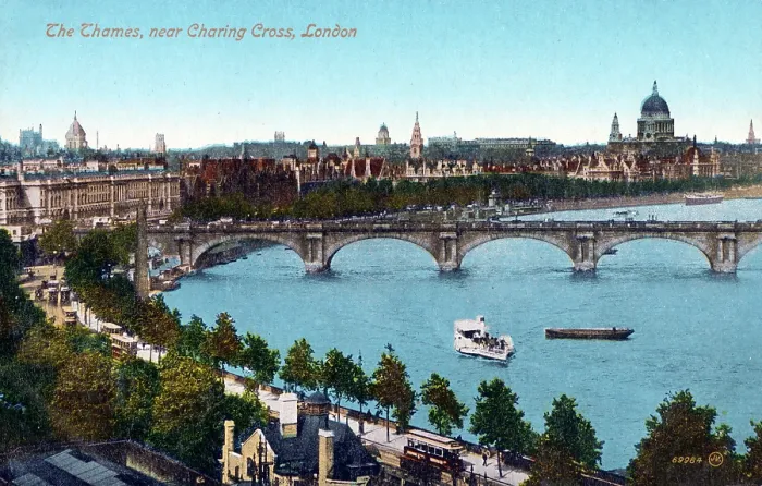 Framed Print : London - The River Thames - Embankment, Waterloo Bridge. The old bridge was demolished in 1934. Date: circa 1904 Framed Print : London - The River Thames - Embankment, Waterloo Bridge. The old bridge was demolished in 1934. Date: circa 1904