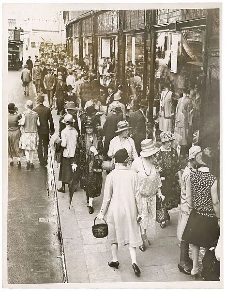 LONDON SHOPPERS 1928