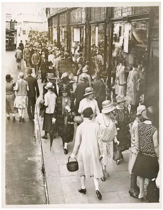 Framed Print : LONDON SHOPPERS 1928 Framed Print : LONDON SHOPPERS 1928