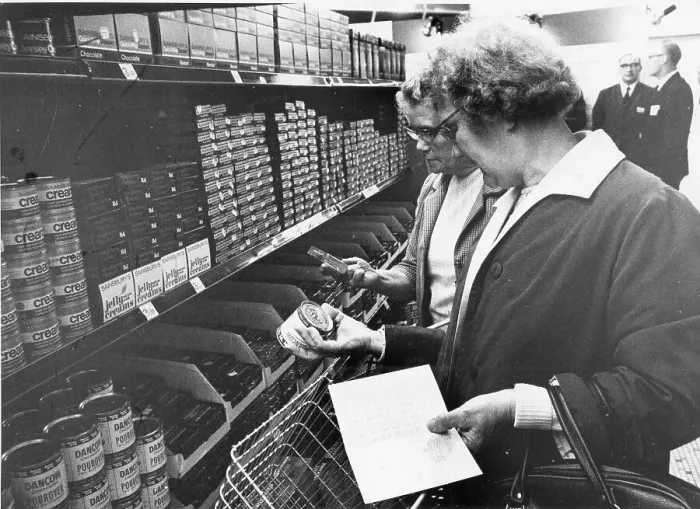 Framed Print : London shoppers with conversion tables - Decimilisation Framed Print : London shoppers with conversion tables - Decimilisation
