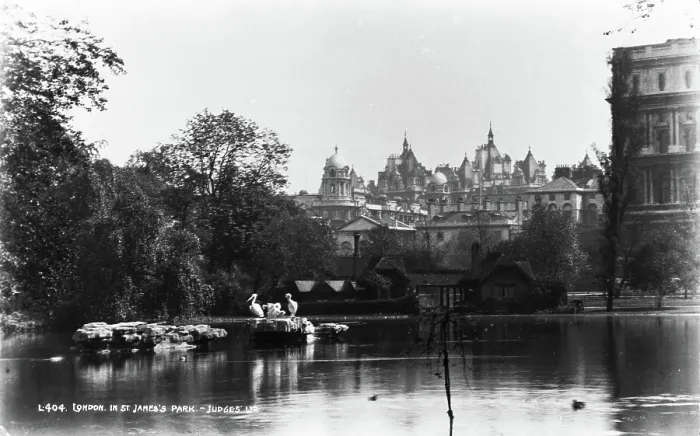 Framed Print : London in St James's Park Framed Print : London in St James's Park