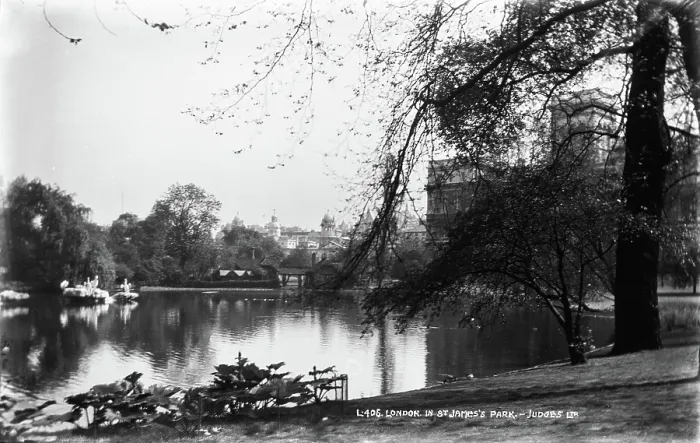 Framed Print : London in St. James's Park Framed Print : London in St. James's Park