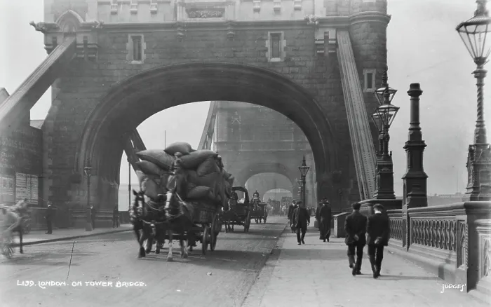 Framed Print : London on Tower Bridge Framed Print : London on Tower Bridge
