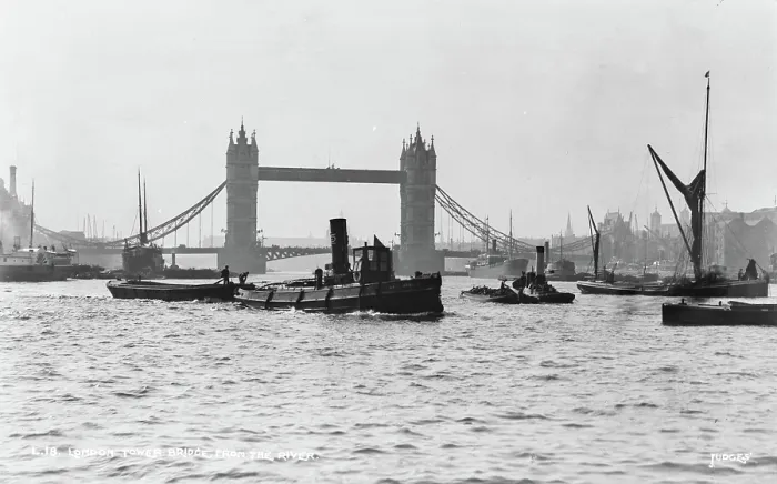 Framed Print : London Tower Bridge from the River Framed Print : London Tower Bridge from the River