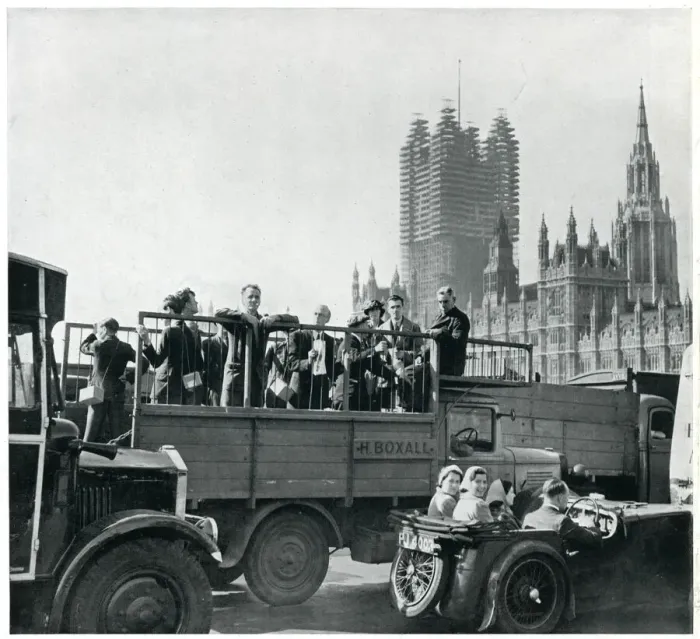 Framed Print : Londoners travelling to work amid wartime delays 1939 Framed Print : Londoners travelling to work amid wartime delays 1939