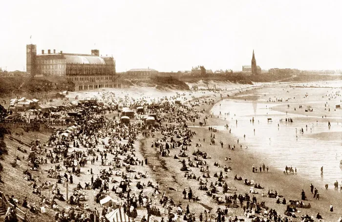 Framed Print : Long Sands, Tynemouth Framed Print : Long Sands, Tynemouth