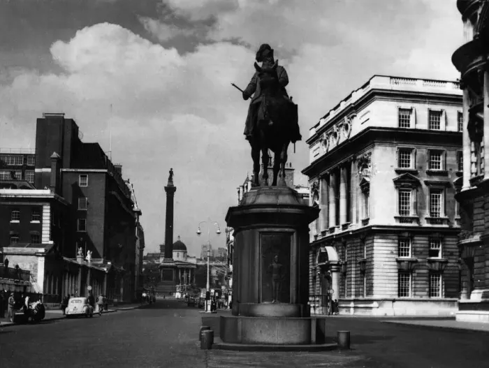 Framed Print : Looking down Whitehall, central London, with Nelson Framed Print : Looking down Whitehall, central London, with Nelson