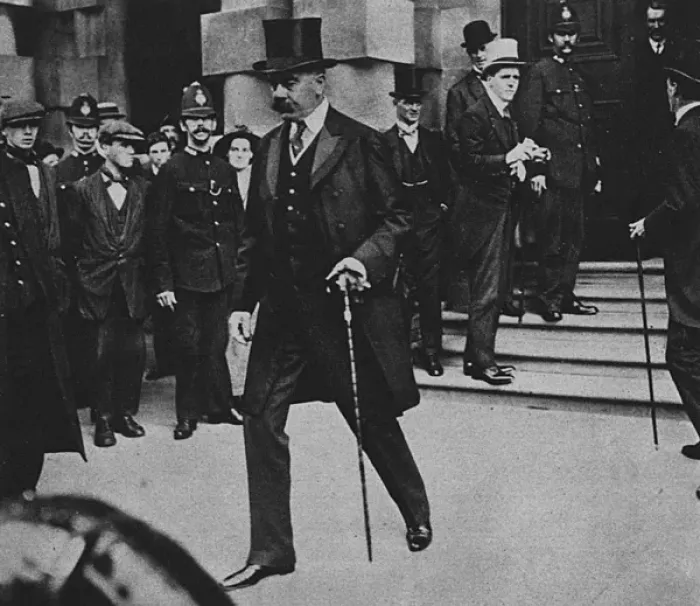 Framed Print : Lord Kitchener leaving the War Office Framed Print : Lord Kitchener leaving the War Office