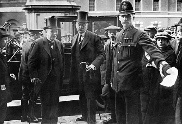 Framed Print : Lord Kitchener and Lord Haldane arriving at the War Office Framed Print : Lord Kitchener and Lord Haldane arriving at the War Office