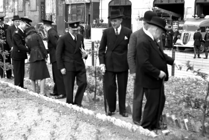Framed Print : Lord Mayor of London visiting NFS City fire station, WW2 Framed Print : Lord Mayor of London visiting NFS City fire station, WW2