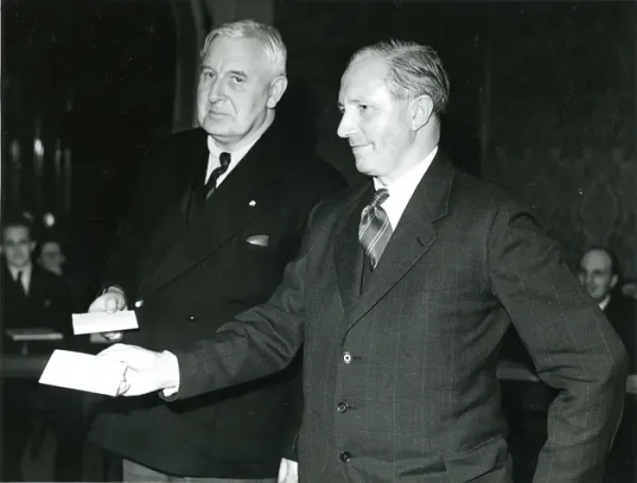 Framed Print : Lord Ventry, left, and W. N. Alcock receive R38 Memorial ?