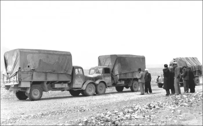 Framed Print : Lorries in the Thar Desert, India Framed Print : Lorries in the Thar Desert, India