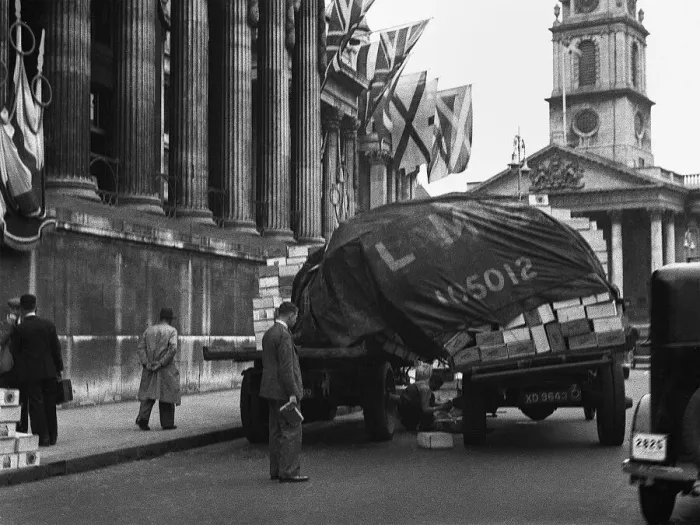 Framed Print : Lorry sheds its load, Trafalgar Square, London Framed Print : Lorry sheds its load, Trafalgar Square, London