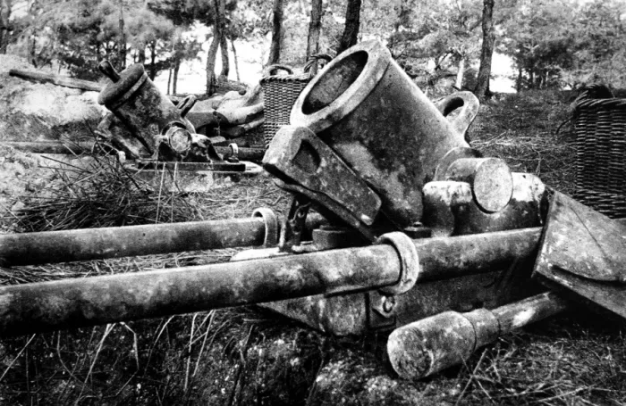 Framed Print : Two Louis-Phillippe mortar employed in the French trenches Framed Print : Two Louis-Phillippe mortar employed in the French trenches