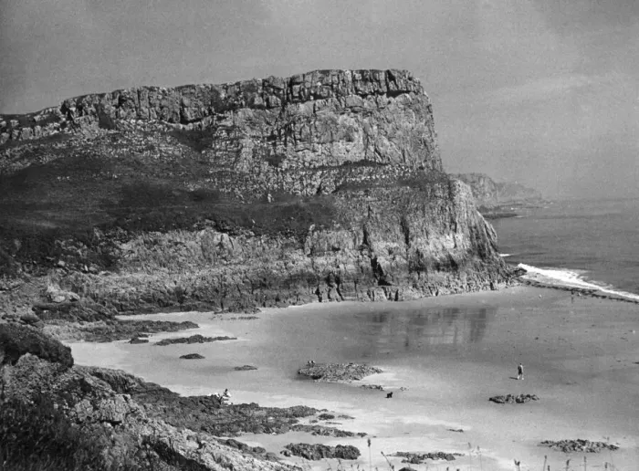 Framed Print : A lovely view of Mewslade Bay, Rhossili, Gower Peninsula, Wales. Date: 1950s Framed Print : A lovely view of Mewslade Bay, Rhossili, Gower Peninsula, Wales. Date: 1950s