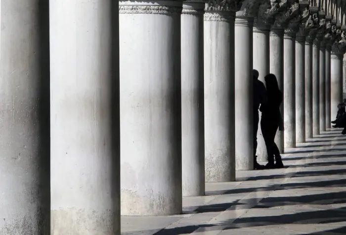 Framed Print : Lovers between marble pillars of the Doges Palace in Venice Framed Print : Lovers between marble pillars of the Doges Palace in Venice