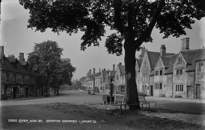 Framed Print : Lower High Street, Chipping Campden Framed Print : Lower High Street, Chipping Campden