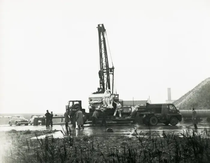 Framed Print : Lowering the Napier Deltic Compressor Set Framed Print : Lowering the Napier Deltic Compressor Set
