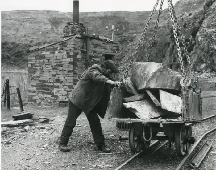 Framed Print : Lowering a tram, Penyrorsedd Slate Quarry, North Wales Framed Print : Lowering a tram, Penyrorsedd Slate Quarry, North Wales