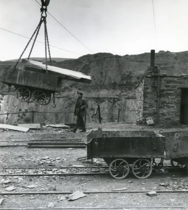 Framed Print : Lowering a tram, Penyrorsedd Slate Quarry, North Wales Framed Print : Lowering a tram, Penyrorsedd Slate Quarry, North Wales