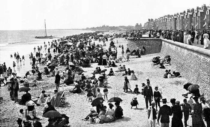 Framed Print : Lowestoft Beach early 1900s Framed Print : Lowestoft Beach early 1900s