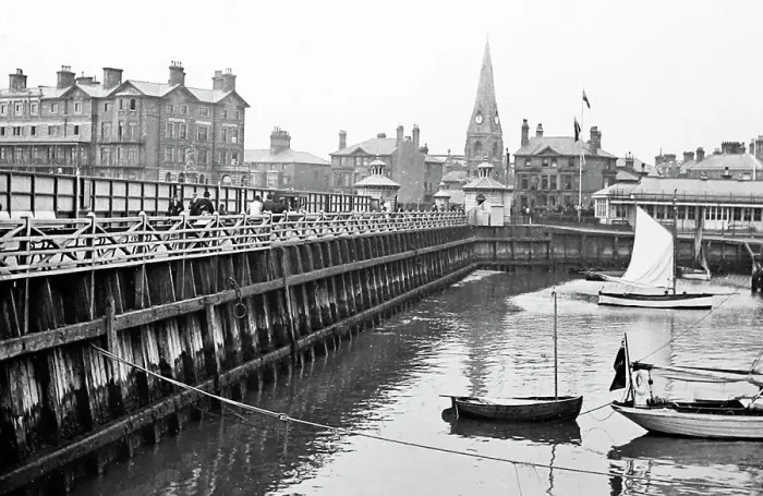 Framed Print : Lowestoft Harbour, Victorian period Framed Print : Lowestoft Harbour, Victorian period
