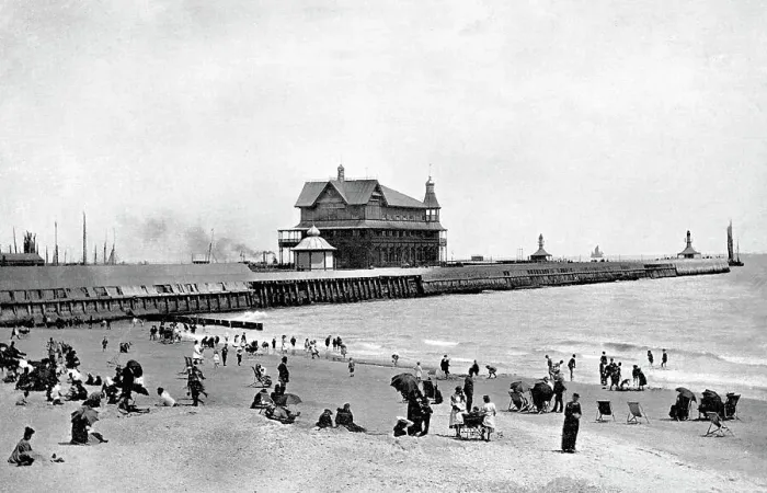 Framed Print : Lowestoft Pier early 1900s Framed Print : Lowestoft Pier early 1900s