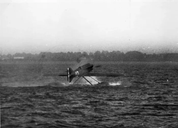 Framed Print : Lt Giovanni Monti takes-off in a Macchi M67 Schneider Trophy Framed Print : Lt Giovanni Monti takes-off in a Macchi M67 Schneider Trophy