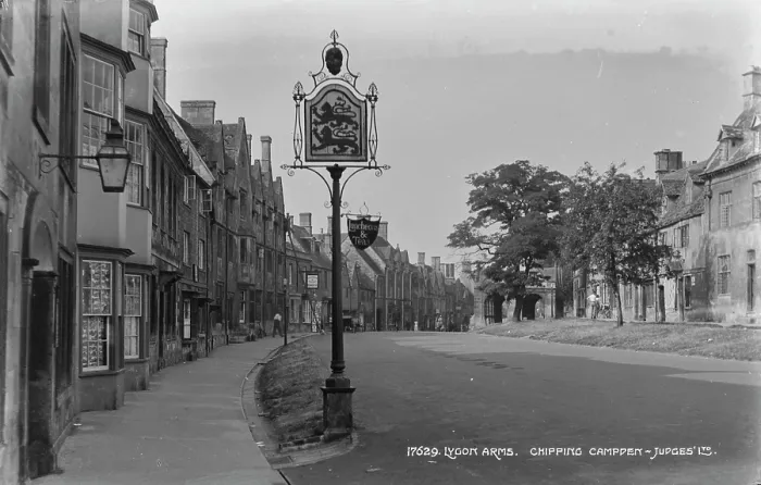 Framed Print : Lygon Arms in Chipping Campden Framed Print : Lygon Arms in Chipping Campden