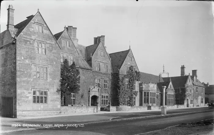 Framed Print : The Lygon Arms Hotel Framed Print : The Lygon Arms Hotel