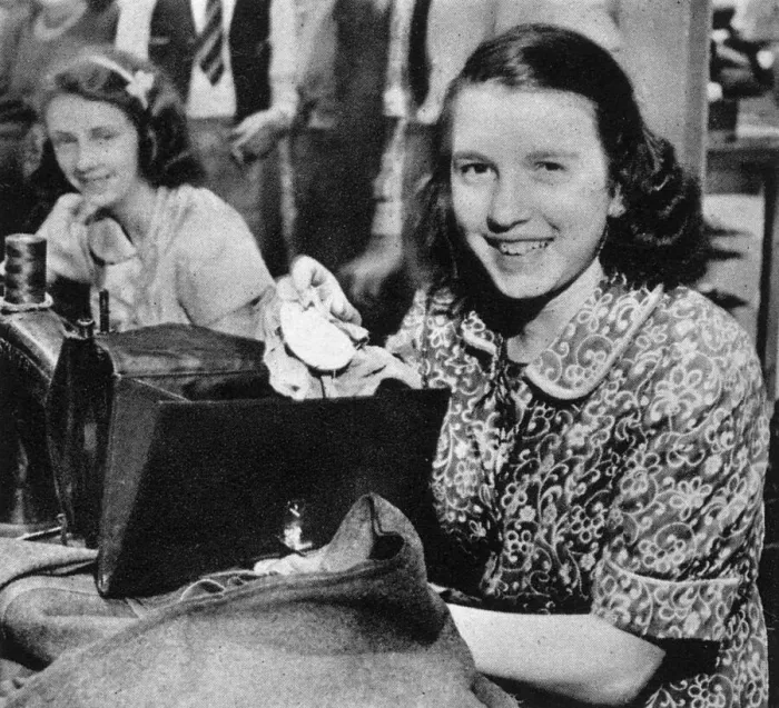 Framed Print : Mabel Knibbs of Windsor with her new handbag, 1941
