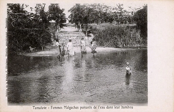 Madagascar - Tuamasina (Tamatave) - Collecting water
