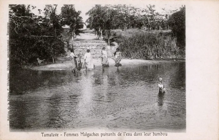 Framed Print : Madagascar - Tuamasina (Tamatave) - Collecting water Framed Print : Madagascar - Tuamasina (Tamatave) - Collecting water