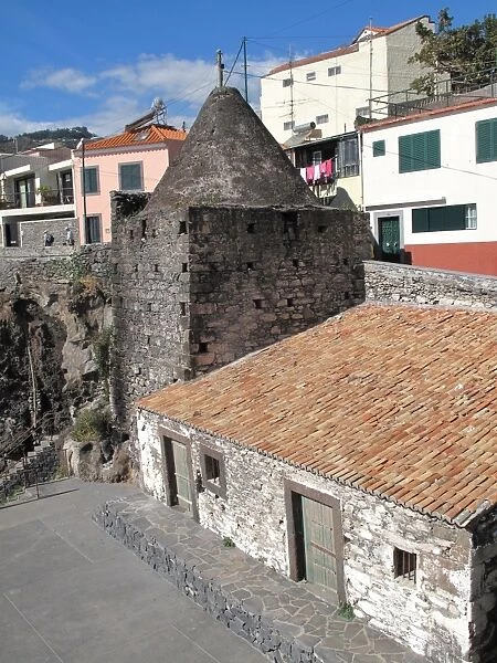 Madeira, Camara de Lobos - Old smoking tower