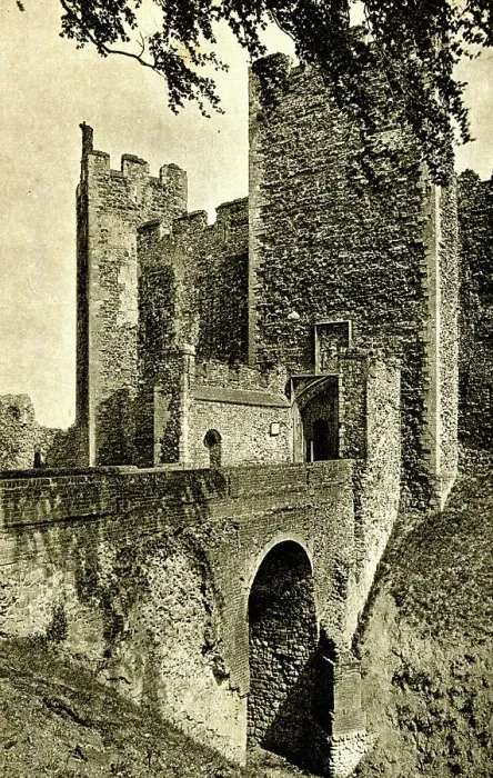 Framed Print : Main entrance, Framlingham Castle, Suffolk