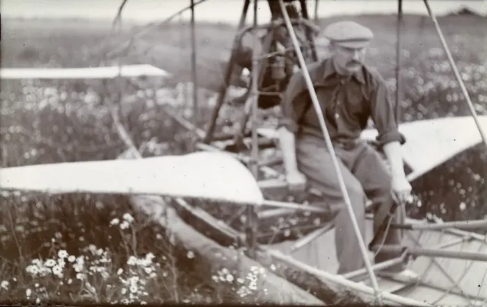 Framed Print : Major Baden-Powell in his ?Quadruplane? of 1909 at Dagenham Framed Print : Major Baden-Powell in his ?Quadruplane? of 1909 at Dagenham