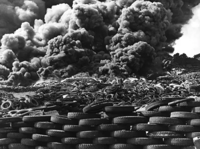 Framed Print : Major blaze at waste tyre dump, Mitcham, Surrey Framed Print : Major blaze at waste tyre dump, Mitcham, Surrey
