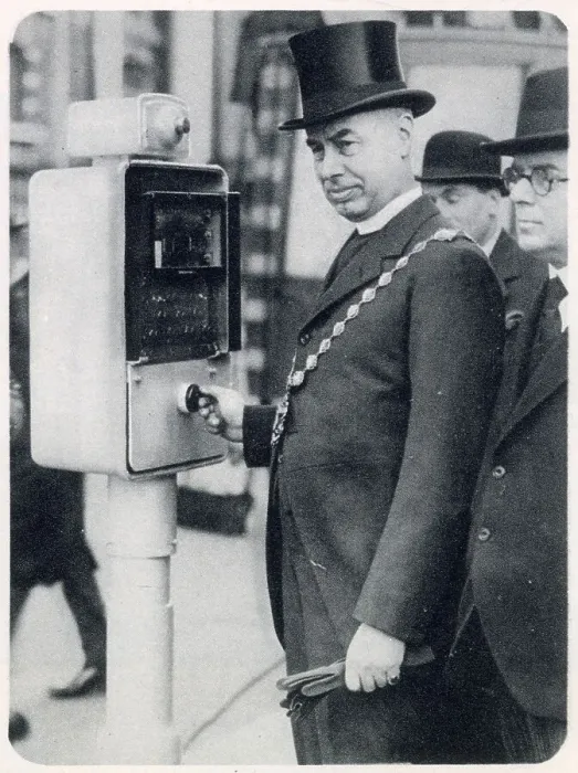 Framed Print : The Major of Westminster and Rev. E St. George Schomberg inaugurating the new traffic light system. Replacing the sixteen policemen which controlled vehicles travelling in Trafalgar Square, London. Date: 3rd April 1933