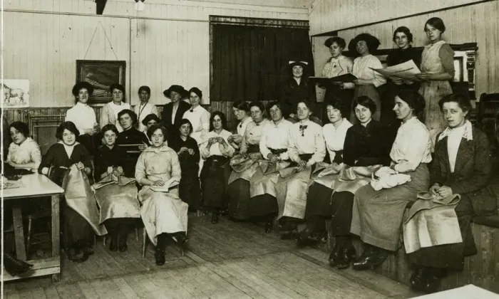 Framed Print : Making sacks and warm clothes for the troops, WW1 Framed Print : Making sacks and warm clothes for the troops, WW1