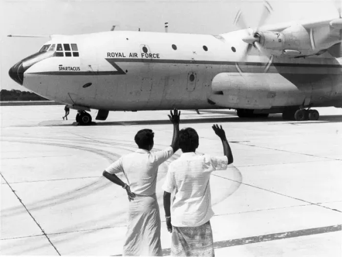 Framed Print : Maldivians wave goodbye for the last time Framed Print : Maldivians wave goodbye for the last time