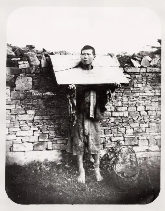 Framed Print : Man in a cangue, stocks, punishement, China Framed Print : Man in a cangue, stocks, punishement, China