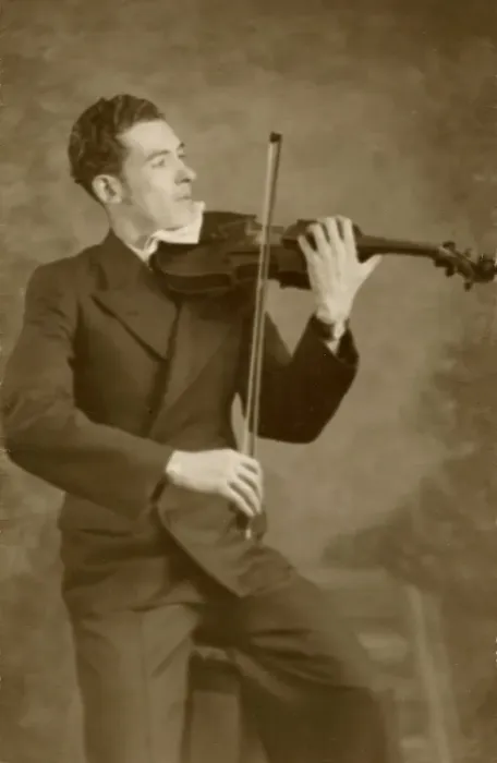 Framed Print : Man playing the violin Framed Print : Man playing the violin