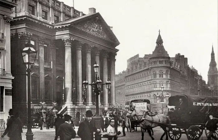 Framed Print : Mansion House, London: busy street scene Framed Print : Mansion House, London: busy street scene