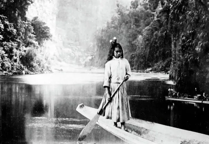 Framed Print : Maori girl, Whanganui River, New Zealand, early 1900s Framed Print : Maori girl, Whanganui River, New Zealand, early 1900s