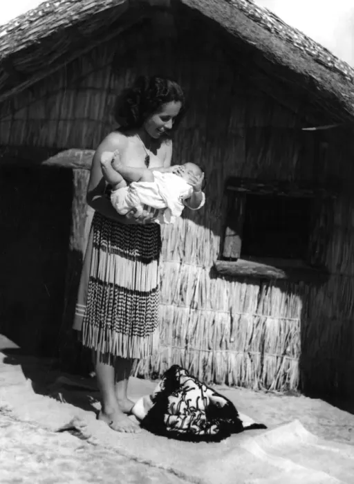 Framed Print : Maori Mother & Baby Framed Print : Maori Mother & Baby