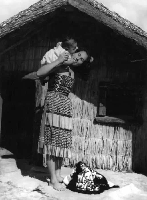 Framed Print : Maori Mother & Baby Framed Print : Maori Mother & Baby